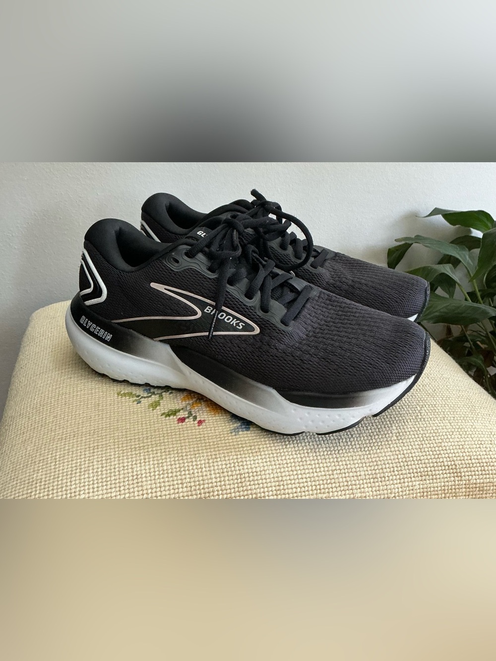 Brooks Glycerin 21 Women’s Black and White Athletic Running Shoes size 7.5 Mediu